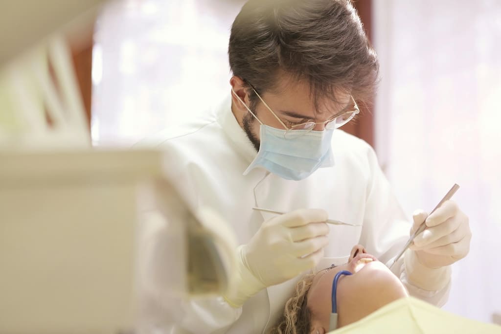 dentiste évaluant la difficulté d'un cas à traiter par aligneurs dentaires